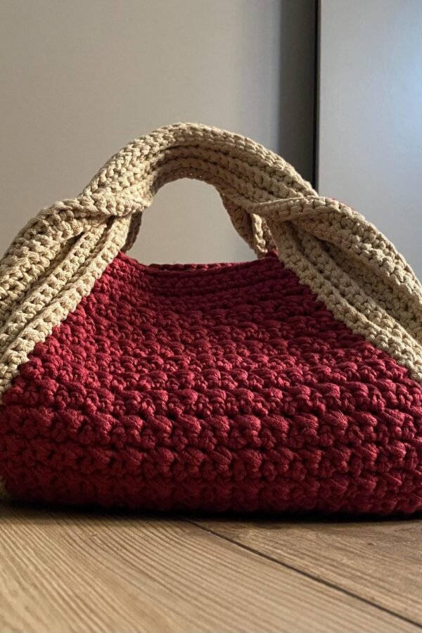 Free crochet bag pattern tutorial for Elodie handbag with video instructions
