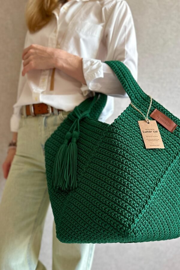 Free crochet bag pattern for XXL square shopping tote with handles