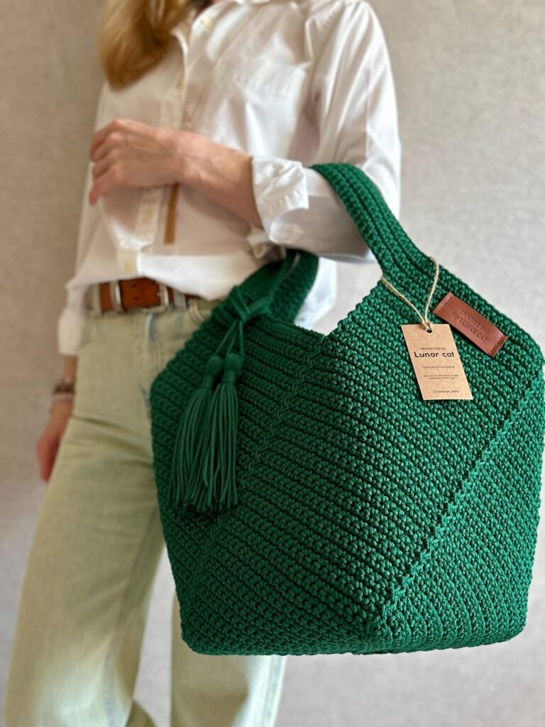 Free crochet bag pattern for XXL square shopping tote with handles
