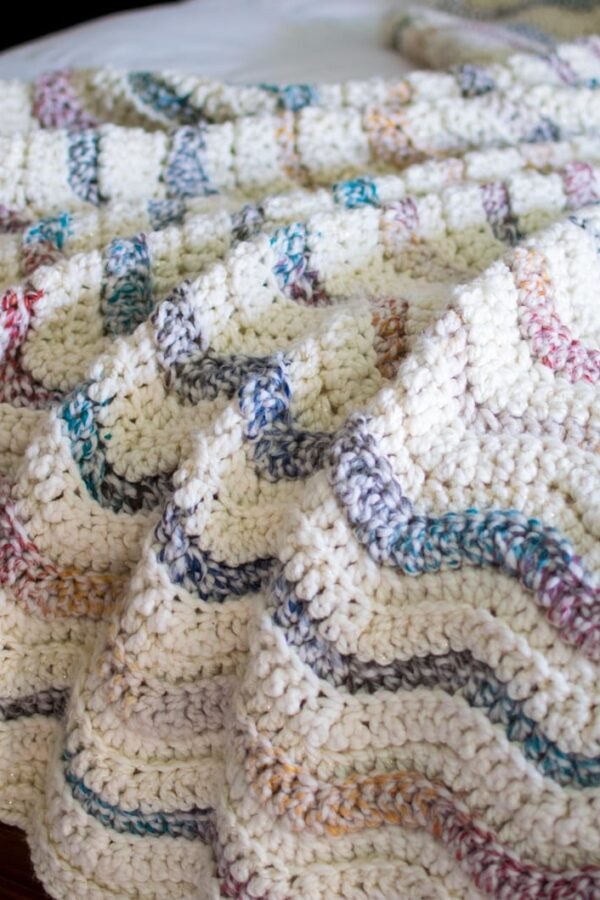 Free crochet blanket pattern with ribbed ripple stitch in cream and metallic gold